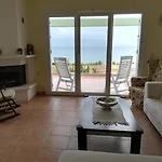 Luxury Beachfront Poseidon Artemisiou παραθαλάσσια στην βόρεια εύβοια για φιλοξενία 9 ατόμων