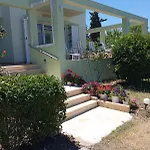 Luxury Beachfront Poseidon Artemisiou παραθαλάσσια στην βόρεια εύβοια για φιλοξενία 9 ατόμων