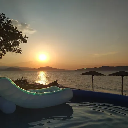 ヴィラ Luxury Beachfront Poseidon Artemisiou παραθαλάσσια στην βόρεια εύβοια για φιλοξενία 9 ατόμων