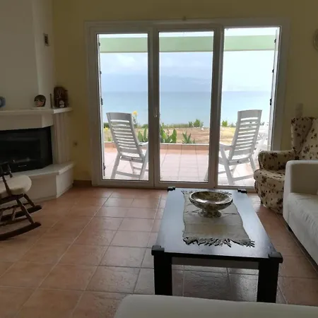 Luxury Beachfront Poseidon Artemisiou παραθαλάσσια στην βόρεια εύβοια για φιλοξενία 9 ατόμων