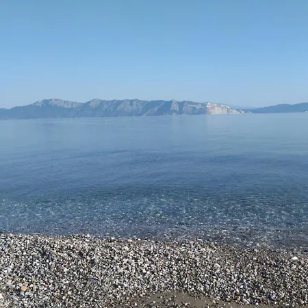 Luxury Beachfront Poseidon Artemisiou παραθαλάσσια στην βόρεια εύβοια για φιλοξενία 9 ατόμων
