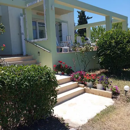 Luxury Beachfront Poseidon Artemisiou παραθαλάσσια στην βόρεια εύβοια για φιλοξενία 9 ατόμων