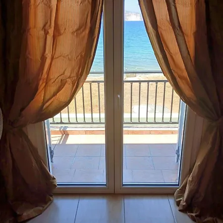 Luxury Beachfront Poseidon Artemisiou παραθαλάσσια στην βόρεια εύβοια για φιλοξενία 9 ατόμων * Artemísion