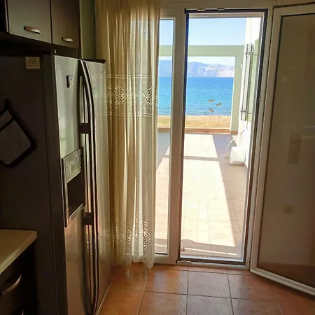 Luxury Beachfront Poseidon Artemisiou παραθαλάσσια στην βόρεια εύβοια για φιλοξενία 9 ατόμων Artemísion