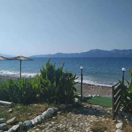 Luxury Beachfront Poseidon Artemisiou παραθαλάσσια στην βόρεια εύβοια για φιλοξενία 9 ατόμων