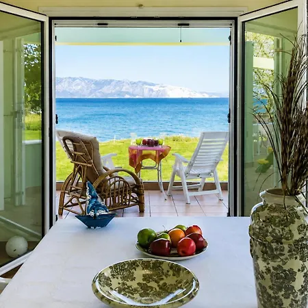 Villa Luxury Beachfront Poseidon Artemisiou παραθαλάσσια στην βόρεια εύβοια για φιλοξενία 9 ατόμων