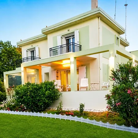 Luxury Beachfront Poseidon Artemisiou παραθαλάσσια στην βόρεια εύβοια για φιλοξενία 9 ατόμων